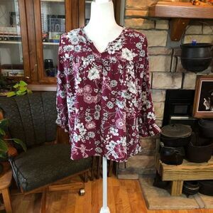 Lake Flower size Medium wine colored floral v/neck